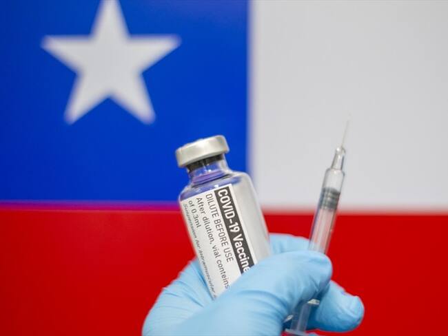 ¿Chile bajó la guardia? Médico explica por qué contagios están al alza pese a vacunación