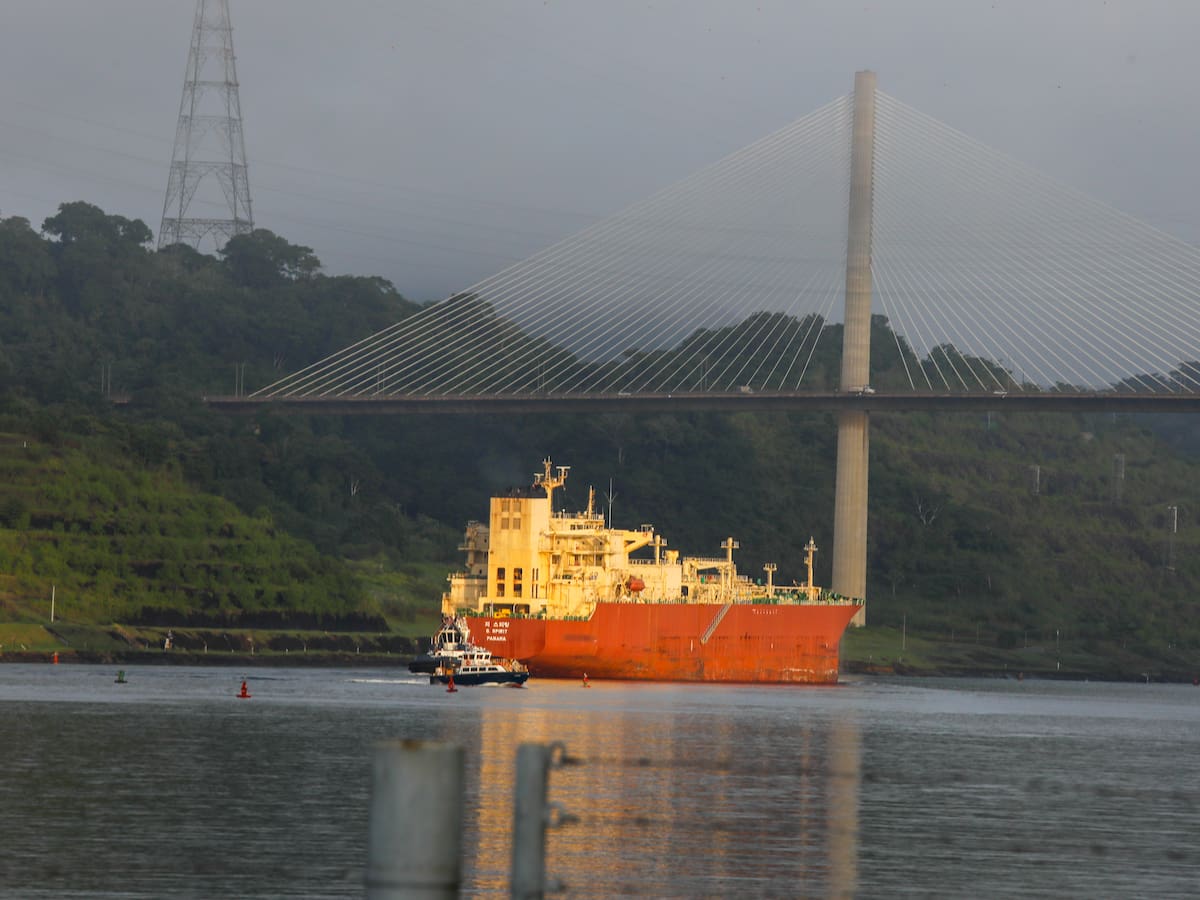 Canal de Panamá bate récord de carga impulsado por cierre de Ormuz y pese a El Niño