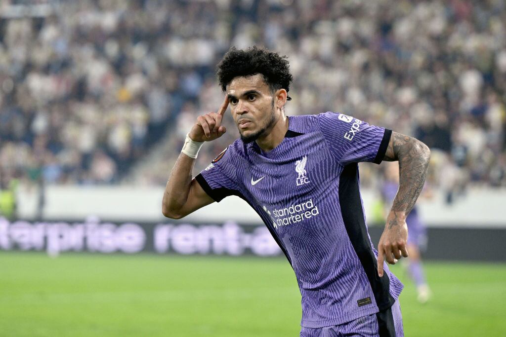 Luis Díaz celebra su gol con el Liverpool por Europa League. 21 de septiembre de 2023. Foto: Harry Langer/DeFodi Images via Getty Images.