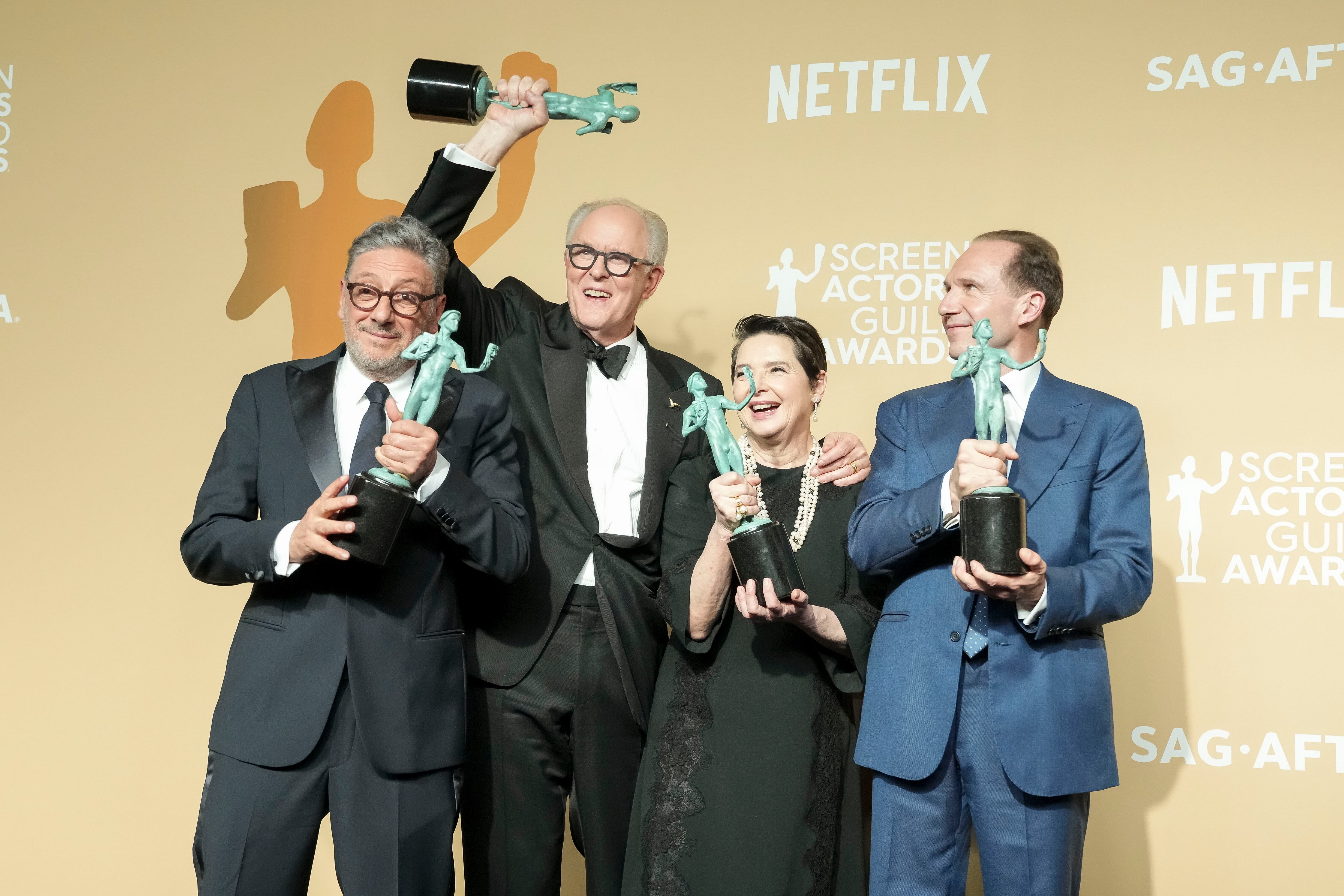 Los Ángeles (Estados Unidos), 23/02/2025.- Sergio Castellitto, John Lithgow, Isabella Rossellini y Ralph Fiennes en la sala de prensa después de que 'Conclave' ganara el SAG de Interpretación Sobresaliente de un Reparto, en el Shrine Auditorium.