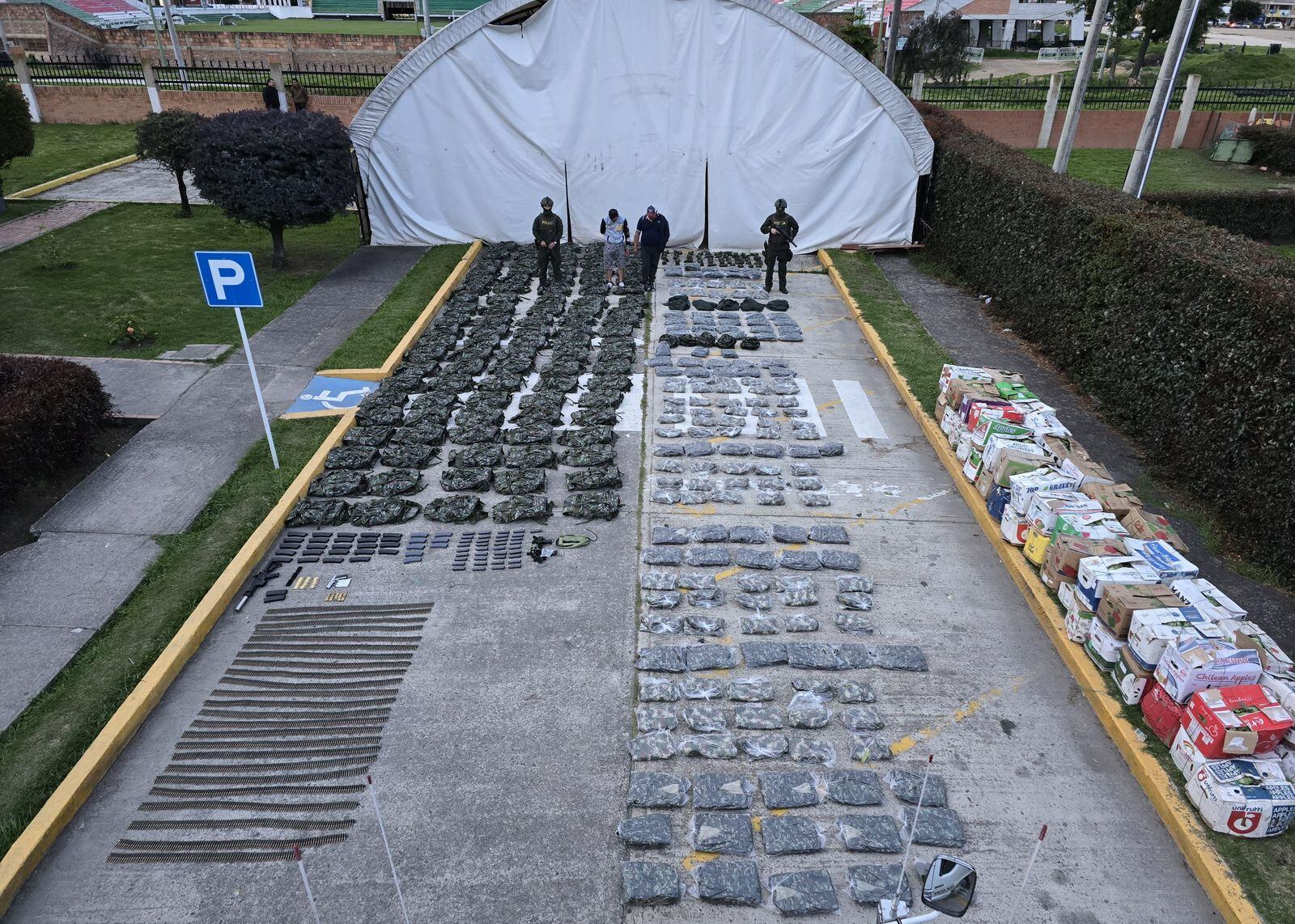 La incautación del material bélico y diferentes elementos alusivos a las Fuerzas Militares en Boyacá, se realizó en la vía Cucaita-Sáchica / Foto: Policía Nacional
