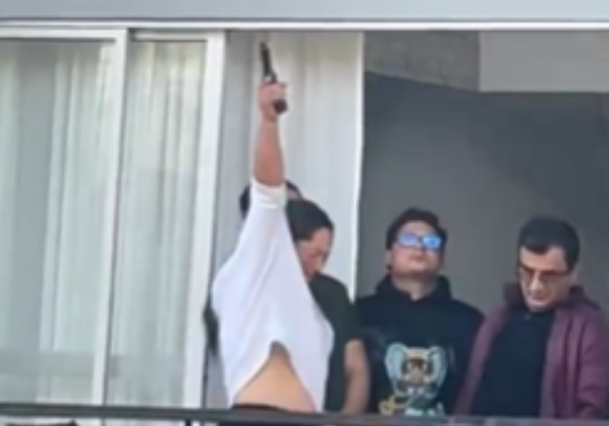Mujer disparando al aire. Foto: tomada de video.