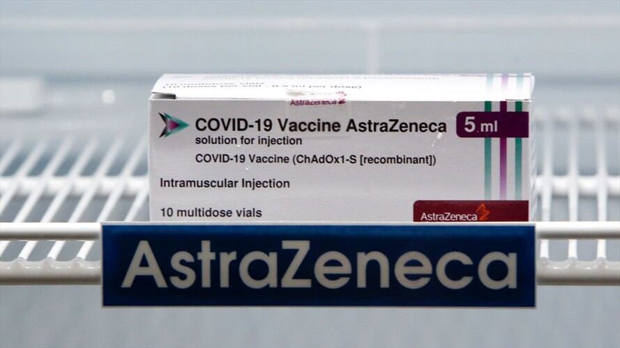 El grupo farmacéutico británico-sueco aseguró haber respetado plenamente su contrato con Bruselas.. Foto: Chaiwat Subprasom/SOPA Images/LightRocket via Getty Images