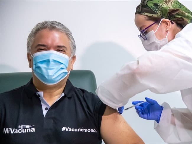 El director del DAPRE, Víctor Muñoz, también comenzó su ciclo de vacunación.. Foto: Cortesía: Presidencia