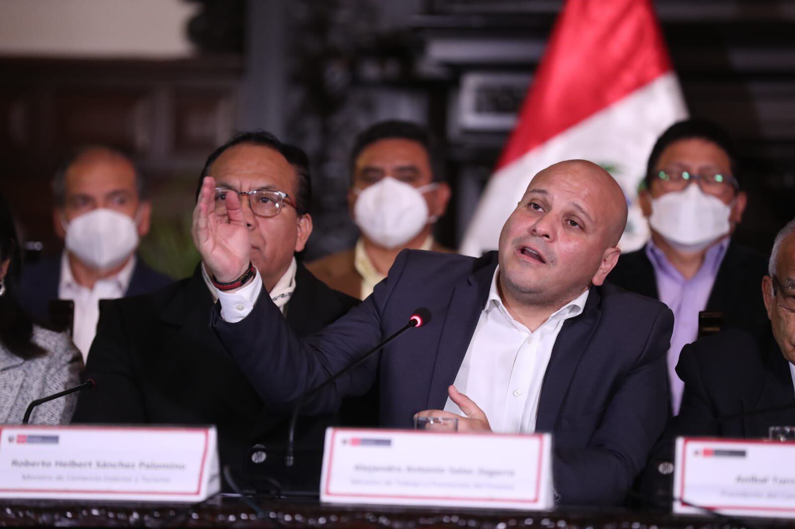 Alejandro Salas (primera fila con el brazo y la mano levantadas) ministro saliente de Trabajo en Perú. Foto: Twitter Alejandro Salas.