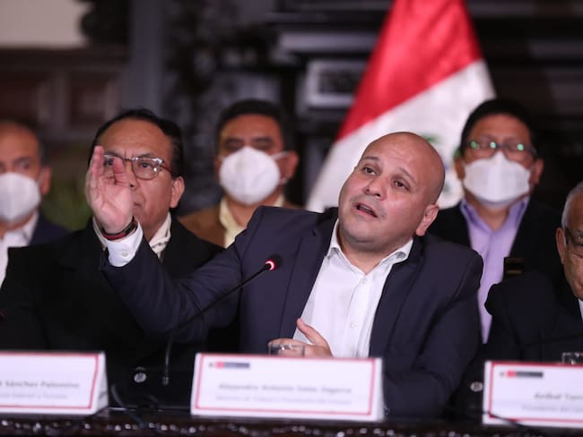 Alejandro Salas (primera fila con el brazo y la mano levantadas) ministro saliente de Trabajo en Perú. Foto: Twitter Alejandro Salas.