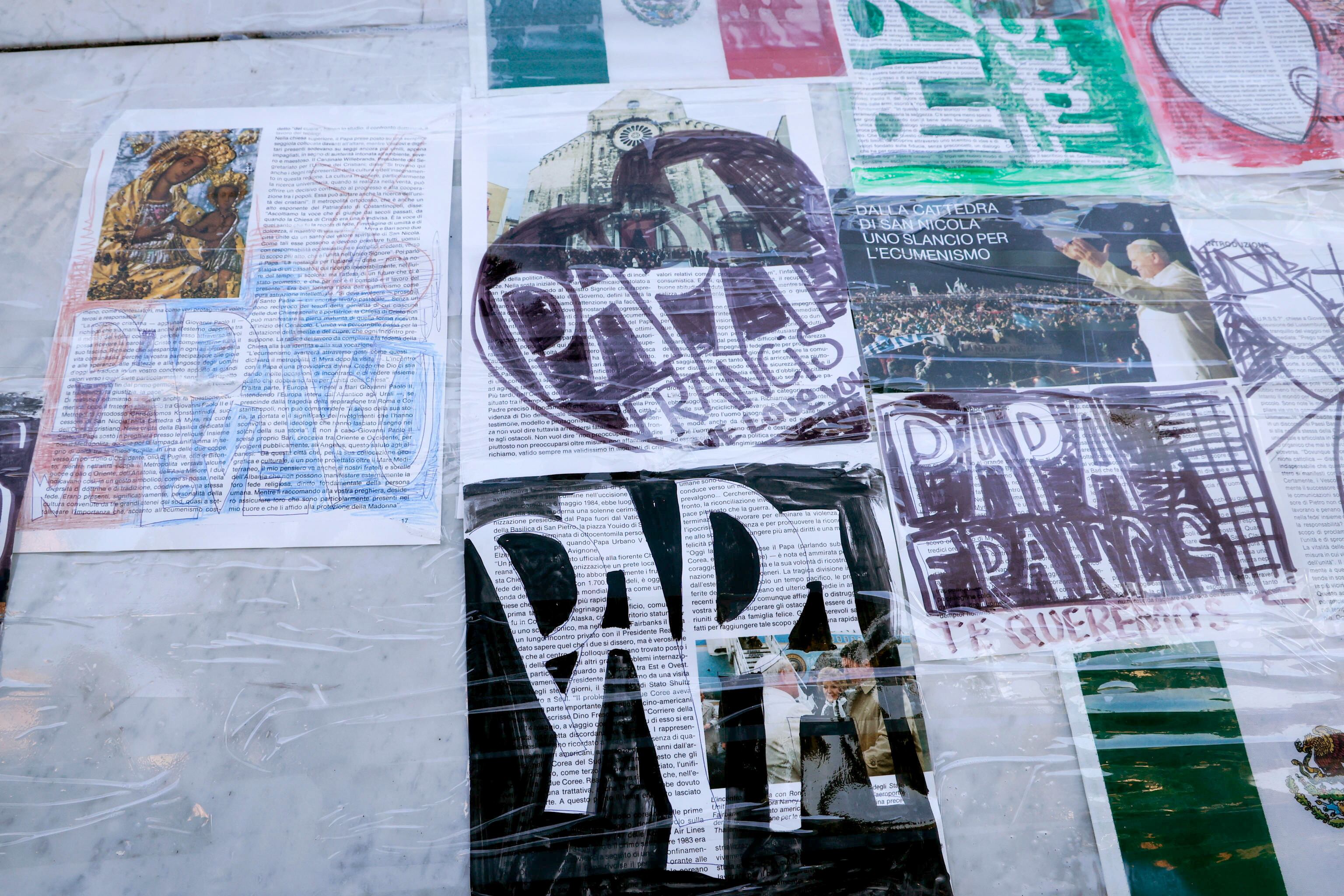 ROMA (Italia), 06/03/2025.- Mensajes por la recuperación del papa Francisco ante la estatua de Juan Pablo II frente al hospital Agostino Gemelli, donde continúa su tratamiento por una neumonía bilateral.