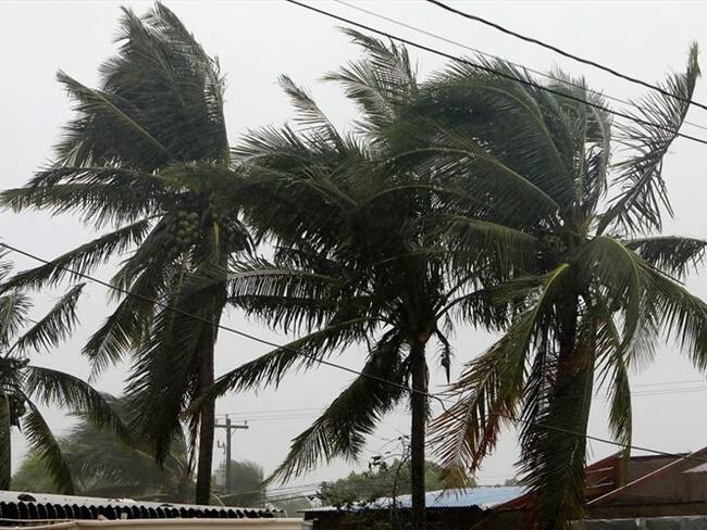 Con maquinaria de la Gobernación, se logró retirar el material rocoso y vegetal que cayó sobre la vía para recuperar el tránsito por esta zona. Foto: Getty Images