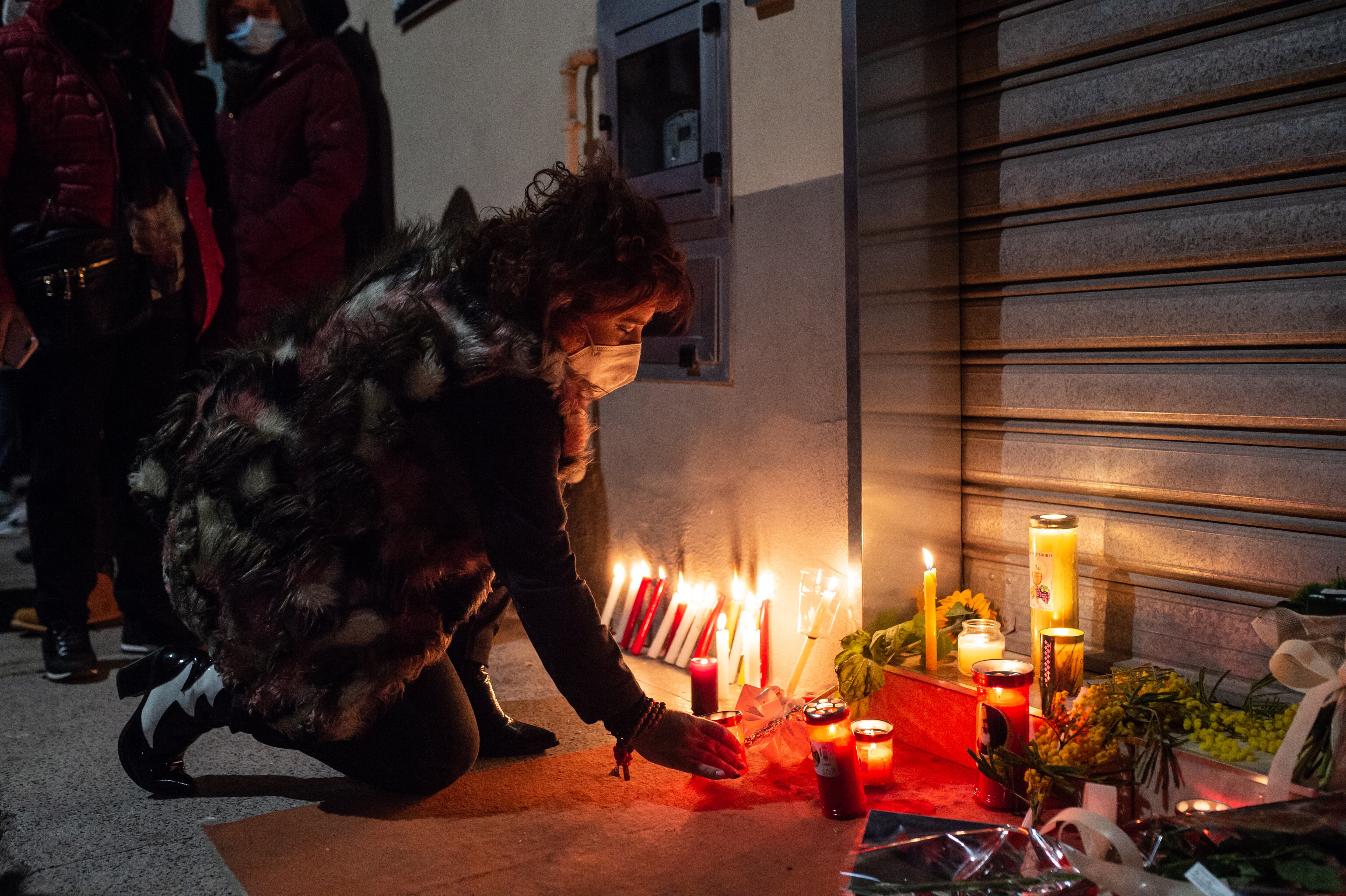 Una mujer coloca una vela en el lugar del feminicidio de Anna Borsa en Pontecagnano Faiano, Italia. (Photo by Ivan Romano/Getty Images)