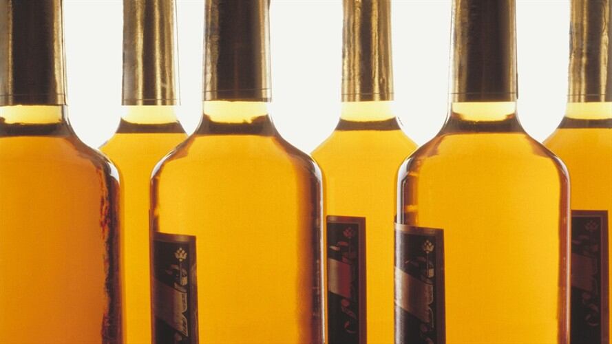 La Policía Fiscal y Aduanera y la DIAN en las últimas horas lograron la incautación de un millonario cargamento de licor. Foto: Getty Images / GREG PEASE