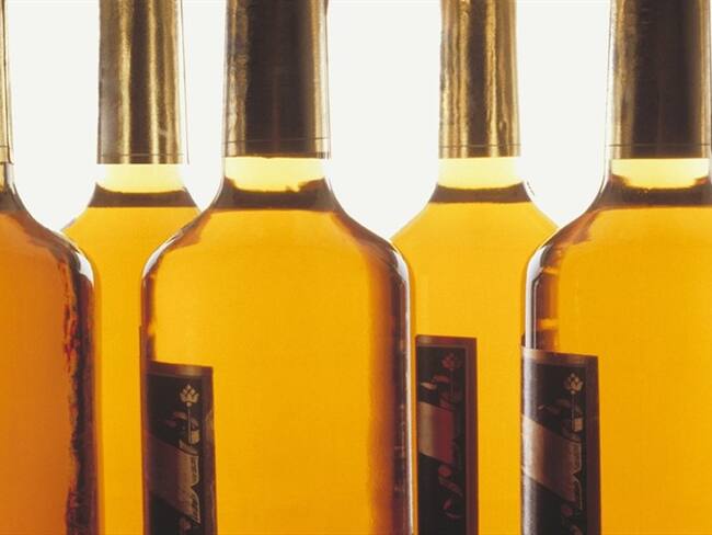 La Policía Fiscal y Aduanera y la DIAN en las últimas horas lograron la incautación de un millonario cargamento de licor. Foto: Getty Images / GREG PEASE