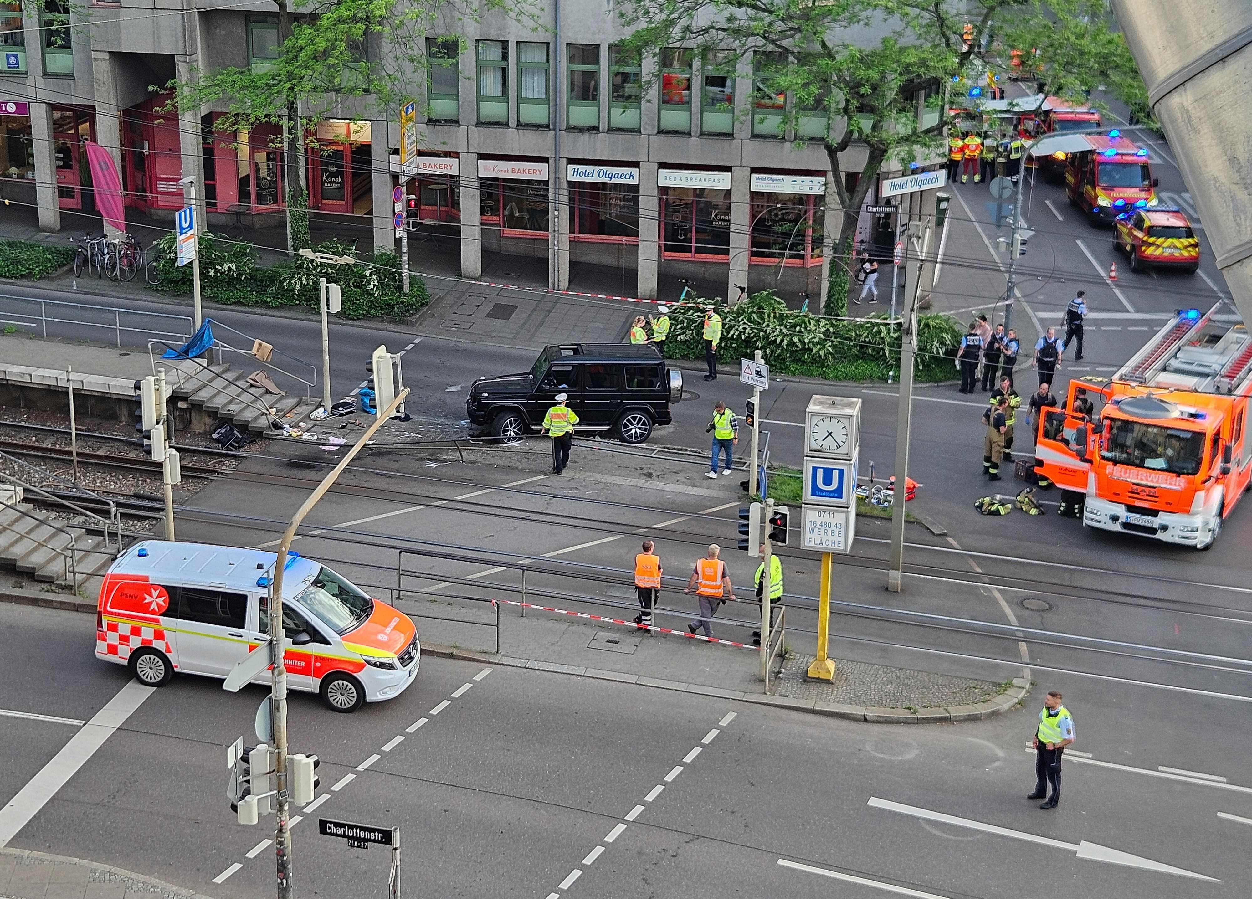 Miembros de la Policía y cuerpos de rescate en Stuttgart, Alemania. FOTO: ANDREAS ROSAR/AFP via Getty Images