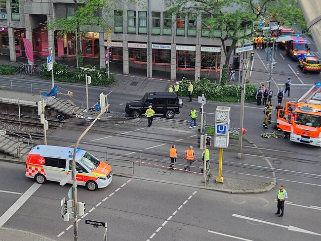 Miembros de la Policía y cuerpos de rescate en Stuttgart, Alemania. FOTO: ANDREAS ROSAR/AFP via Getty Images