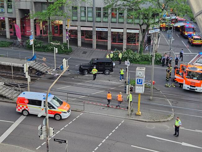 Miembros de la Policía y cuerpos de rescate en Stuttgart, Alemania. FOTO: ANDREAS ROSAR/AFP via Getty Images