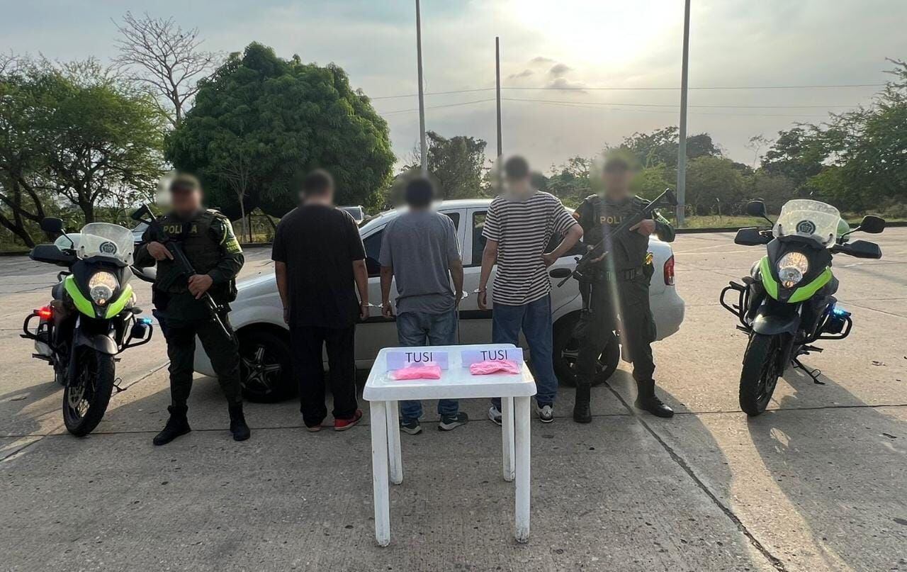 Capturan a tres hombres con un kilo de cocaína en la vía Planeta Rica – Caucasia. Foto: Policía.