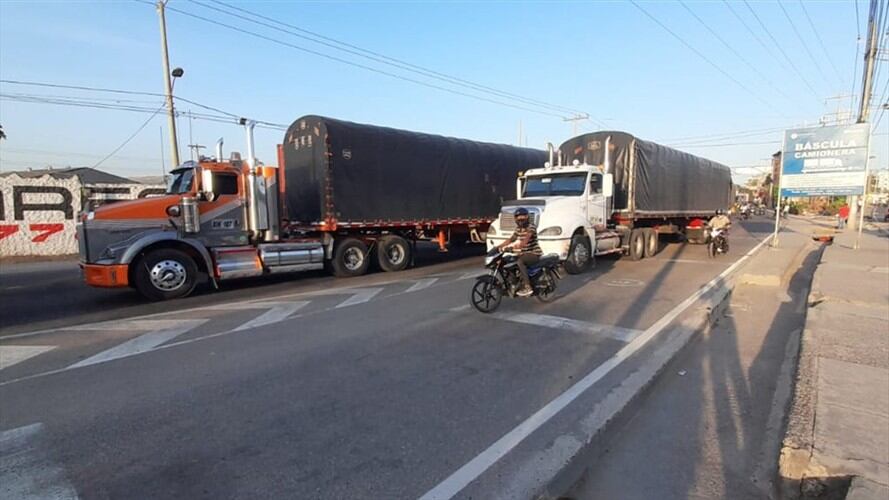 El llamado plan tortuga de lo camioneros genera caos en la zona industrial, la Transversal 54 y la avenida Crisanto Luque. Foto: Cortesía