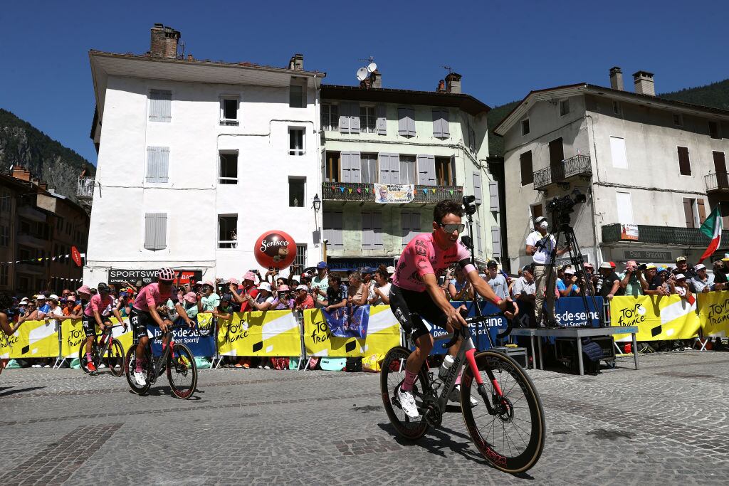 Rigoberto Urán en la etapa 18 del Tour de Francia 2023. (Foto: Michael Steele/Getty Images).