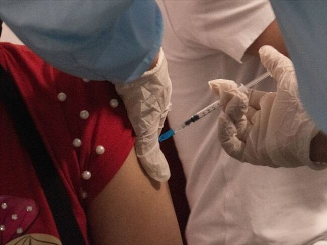 A propósito de la disponibilidad de vacunas, les hizo un llamado a quienes no han atendido la convocatoria. Foto: Getty Images / DANIEL ROMERO