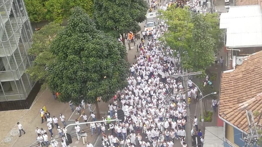 Diferentes personalidades políticas se unieron a la marcha que culminó en el Parque de las Luces, centro de Medellín.. Foto: Isabel Escobar