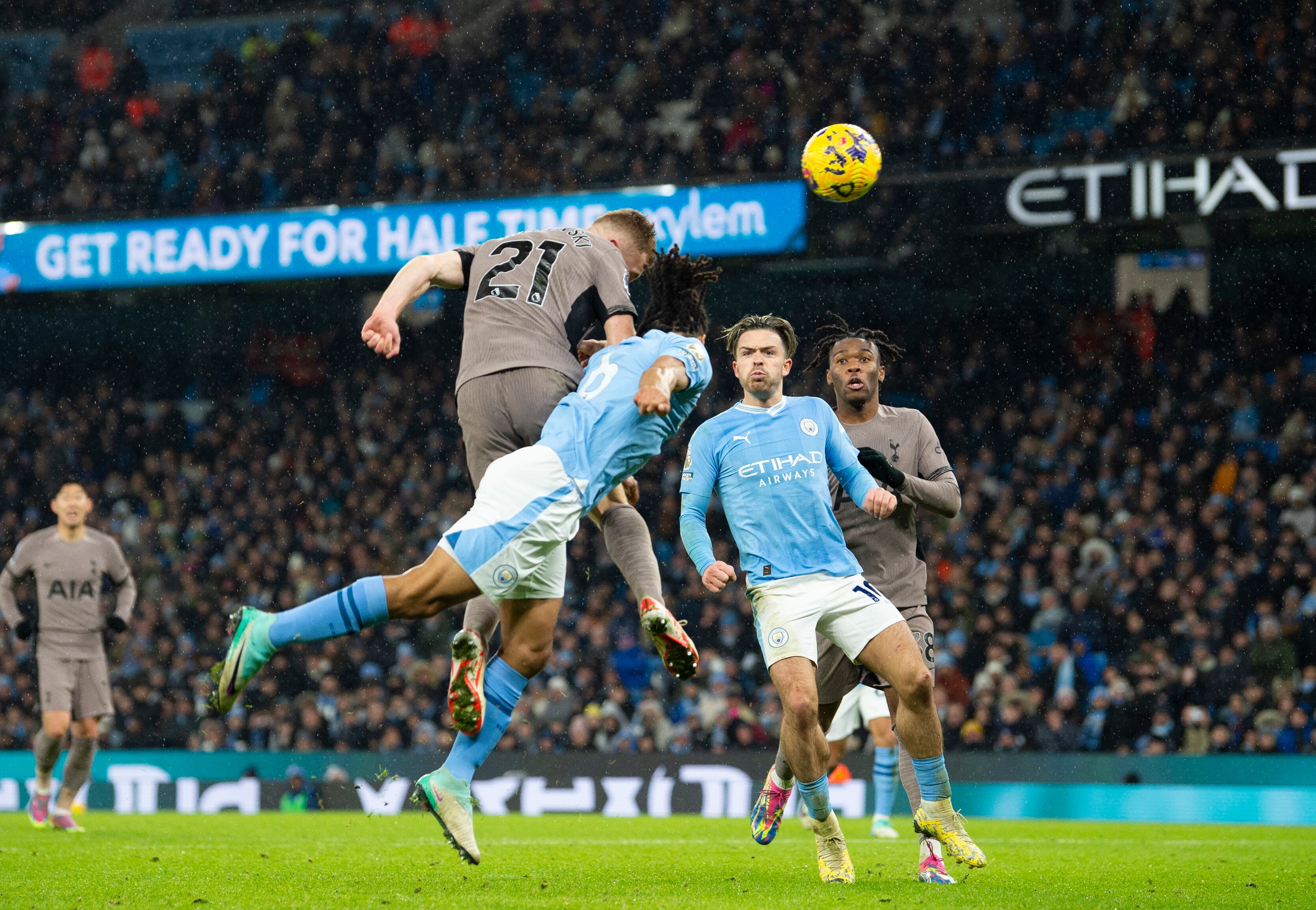 Manchester (United Kingdom), 03/12/2023.- Dean Kulusevski (CL) of Tottenham Hotspur scores the sixth goal making the score 3-3 during the English Premier League soccer match between Manchester City and Tottenham Hotspur, in Manchester, Britian, 03 December 2023. (Reino Unido) EFE/EPA/PETER POWELL EDITORIAL USE ONLY. No use with unauthorized audio, video, data, fixture lists, club/league logos, 'live' services or NFTs. Online in-match use limited to 120 images, no video emulation. No use in betting, games or single club/league/player publications.