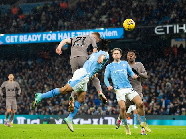 Manchester (United Kingdom), 03/12/2023.- Dean Kulusevski (CL) of Tottenham Hotspur scores the sixth goal making the score 3-3 during the English Premier League soccer match between Manchester City and Tottenham Hotspur, in Manchester, Britian, 03 December 2023. (Reino Unido) EFE/EPA/PETER POWELL EDITORIAL USE ONLY. No use with unauthorized audio, video, data, fixture lists, club/league logos, 'live' services or NFTs. Online in-match use limited to 120 images, no video emulation. No use in betting, games or single club/league/player publications.