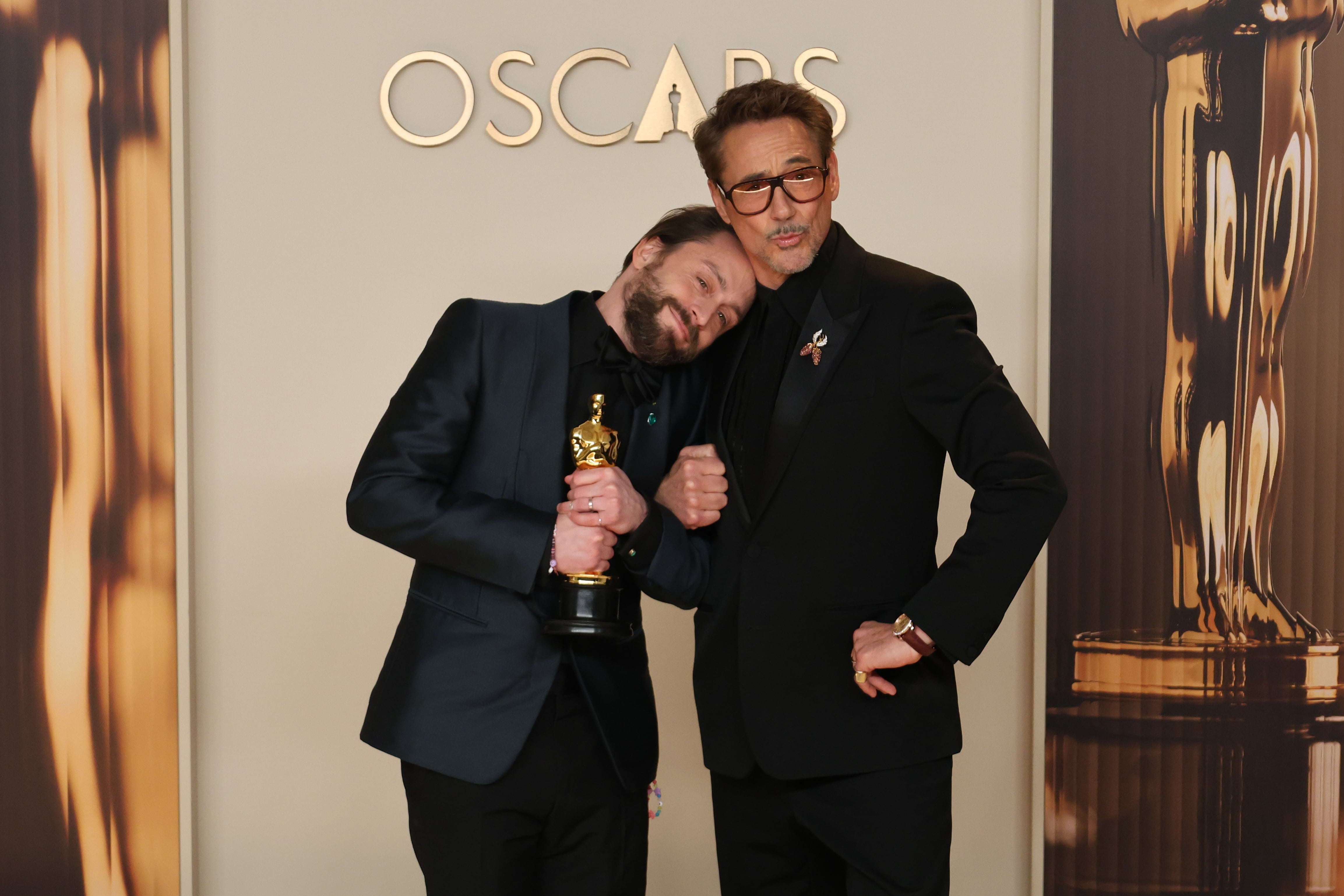 LOS ÁNGELES (ESTADOS UNIDOS), 02/03/2025.- El actor estadounidense Kieran Culkin posa junto a Robert Downey Jr. con el Oscar a Mejor Actor de Reparto por su interpretación en 'A Real Pain'.