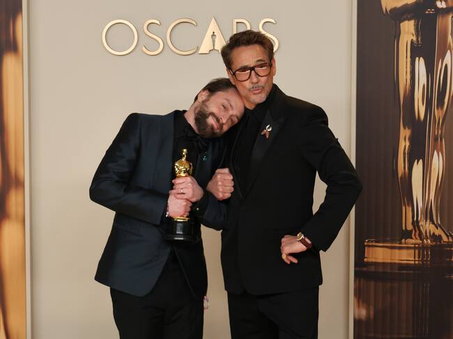 LOS ÁNGELES (ESTADOS UNIDOS), 02/03/2025.- El actor estadounidense Kieran Culkin posa junto a Robert Downey Jr. con el Oscar a Mejor Actor de Reparto por su interpretación en 'A Real Pain'.