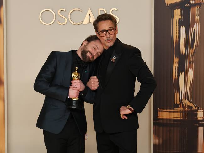 LOS ÁNGELES (ESTADOS UNIDOS), 02/03/2025.- El actor estadounidense Kieran Culkin posa junto a Robert Downey Jr. con el Oscar a Mejor Actor de Reparto por su interpretación en 'A Real Pain'.