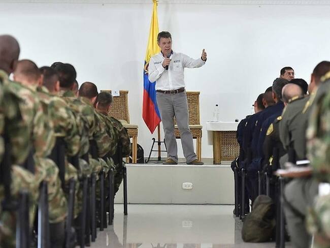 Juan Manuel Santos con militares. Foto: Colprensa