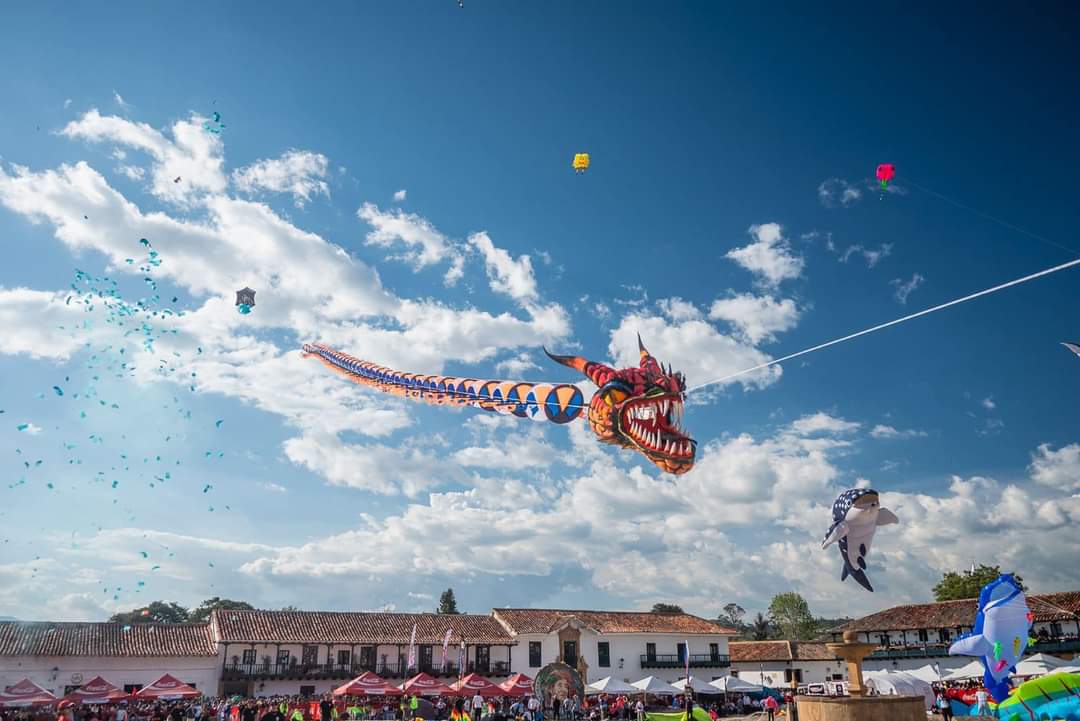 La figura de un dragón de más de 25 metros fue una de las cometas protagonistas de la República Popular China en el Festival del Viento y las Cometas en Villa de Leyva / Foto: Suministrada.