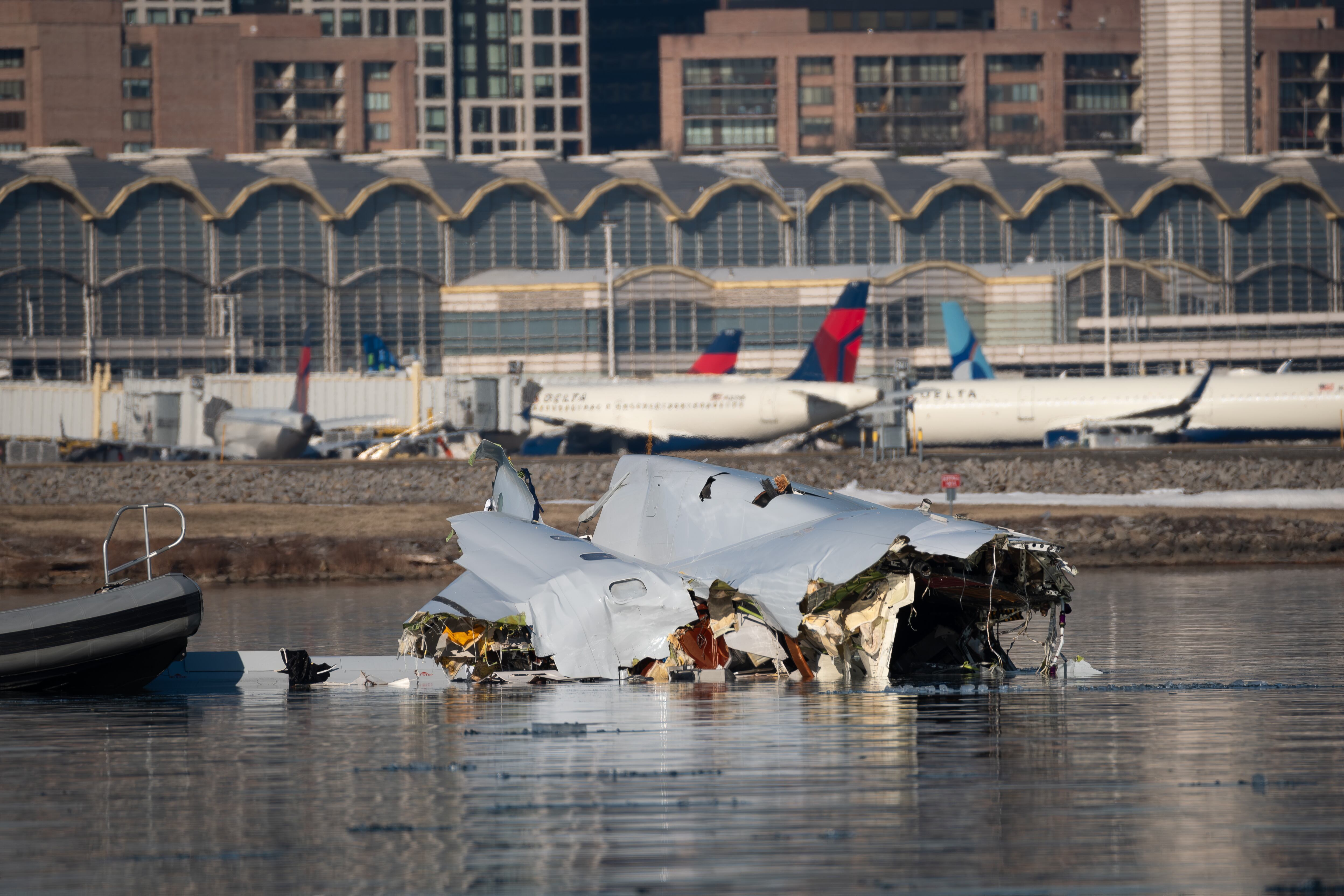 Washington (Estados Unidos), 30/01/2025.- Una foto facilitada por la Guardia Costera de EE. UU. muestra en el río Potomac los restos de un avión comercial que colisionó con un helicóptero Black Hawk del Ejército estadounidense.