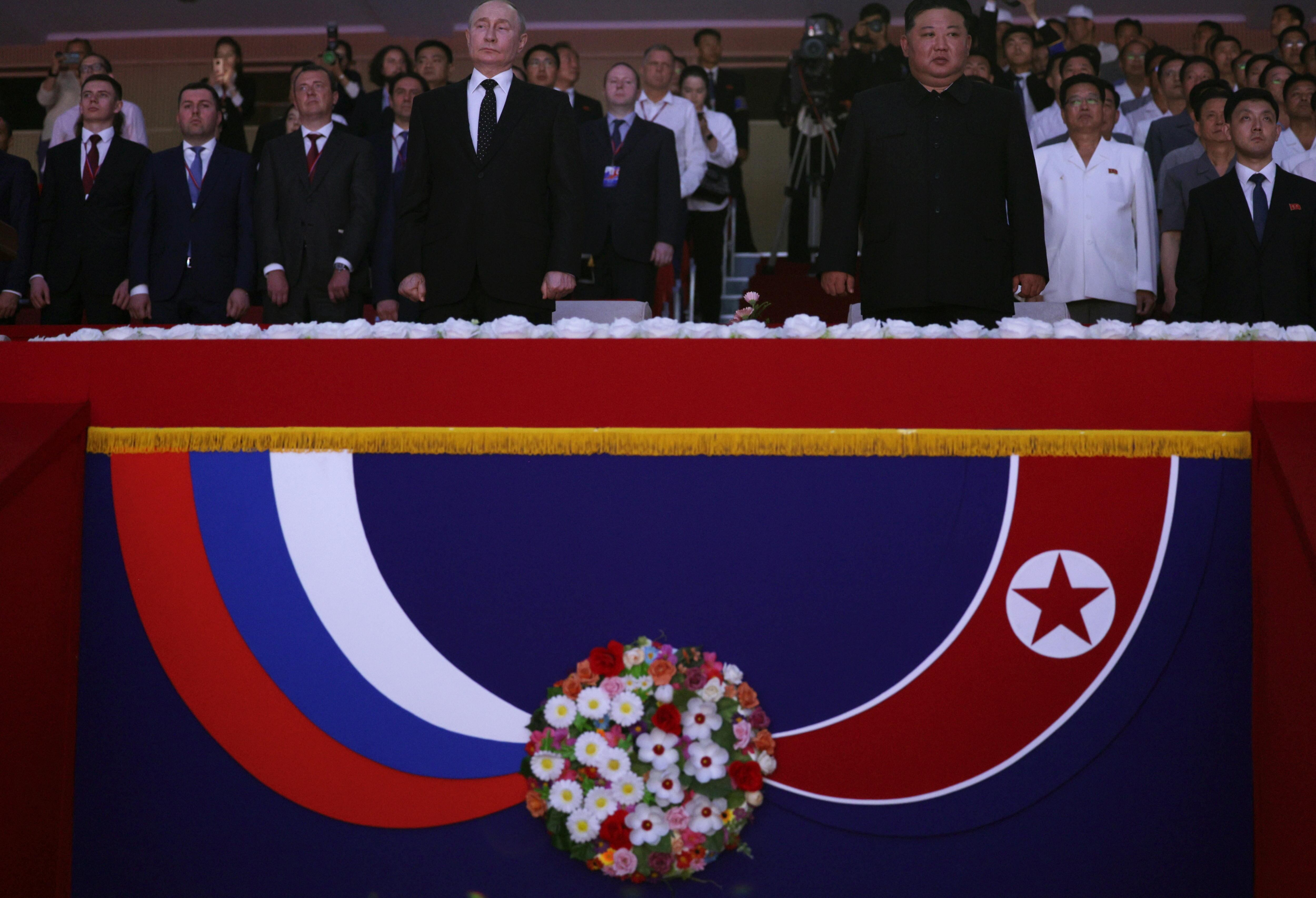 Pyongyang (Corea, República Popular Democrática de), 18/06/2024.- El presidente ruso, Vladímir Putin, y el líder norcoreano, Kim Jong Un, asisten a un concierto de gala.