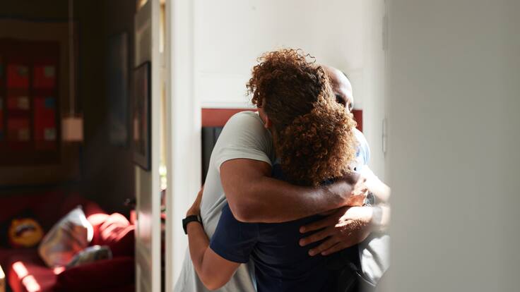 ¿Qué relación tiene el contacto físico con los niveles de cortisol? Psiquiatra explicó