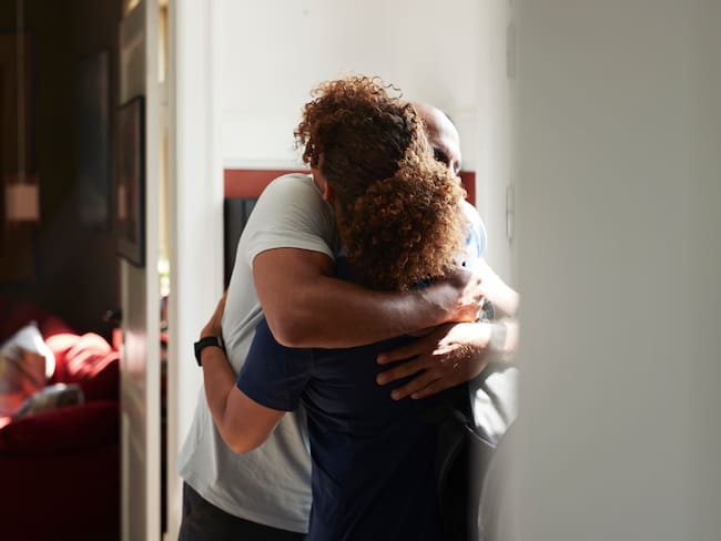 ¿Qué relación tiene el contacto físico con los niveles de cortisol? Psiquiatra explicó