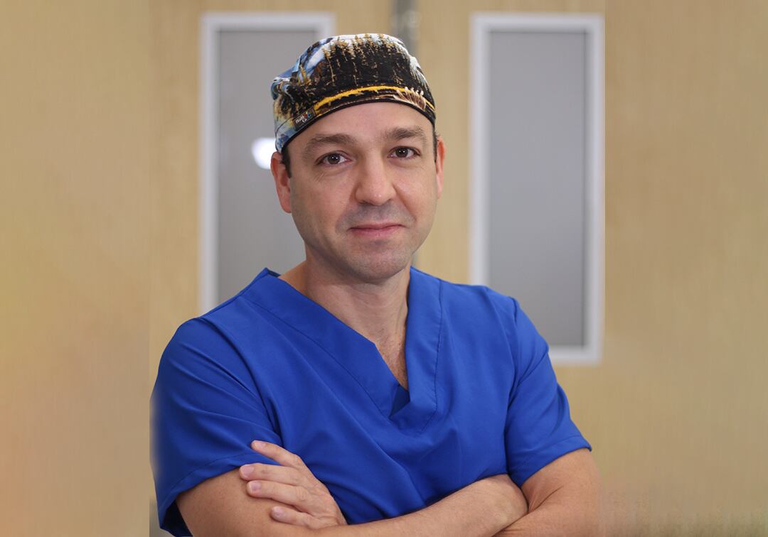 Carlos Román Médico cirujano especialista en cirugía plática reconstructiva