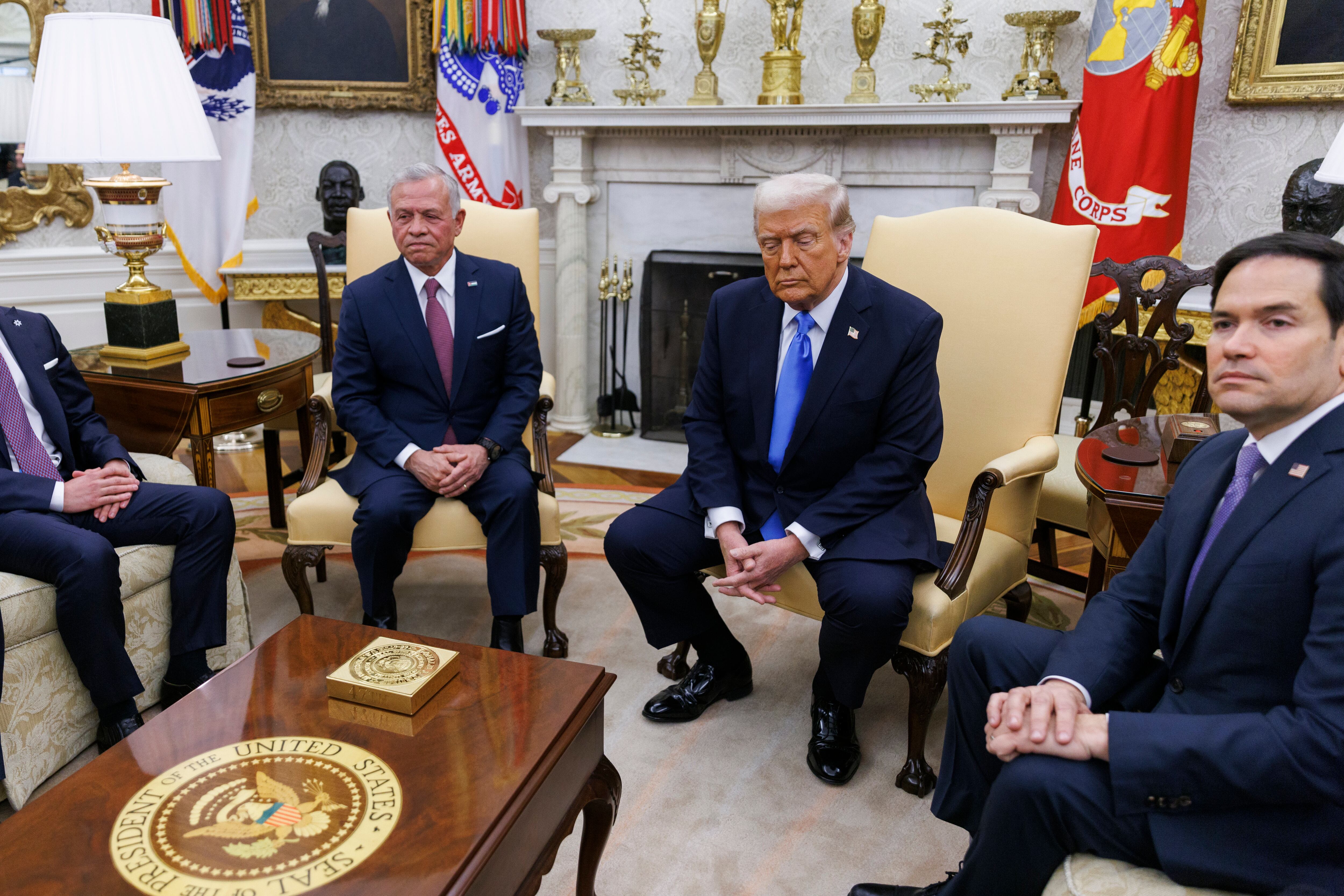 Donald Trump en la reunión junto al rey de Jordania y el secretario de estado Marco Rubio. FOTO: EFE/EPA/Aaron Schwartz /POOL