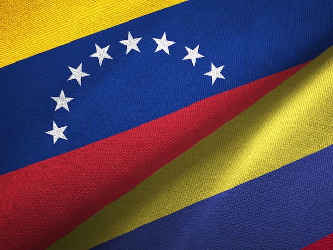 Imagen de referencia de las banderas de Colombia y Venezuela. Foto: Oleksii Liskonih/Getty Images