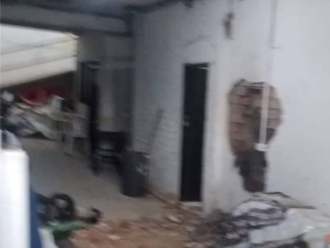 Así quedó la zona por donde ingresaron los delincuentes a la entidad bancaria . Foto: Cortesía
