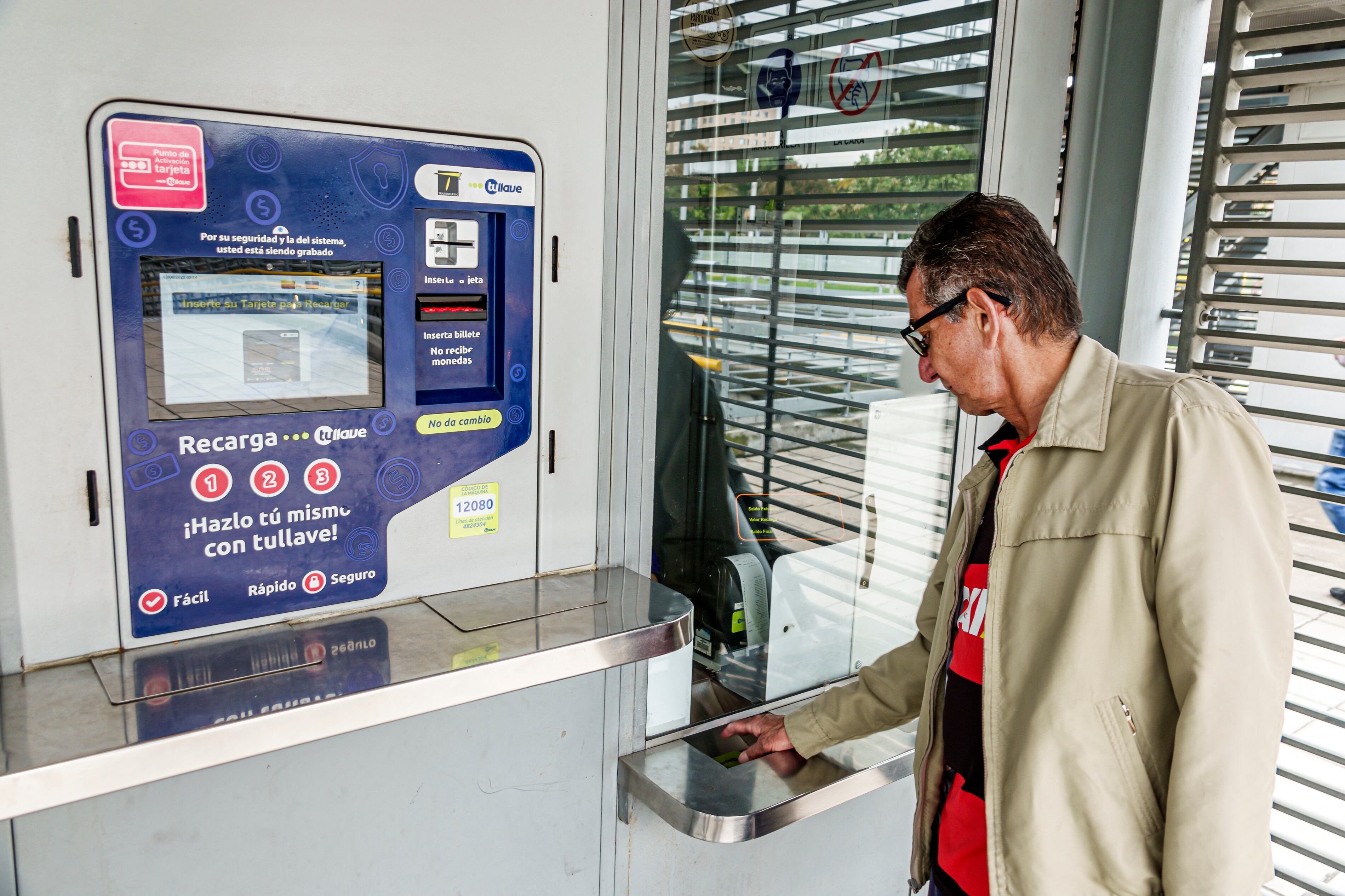 Sistema de transporte rápido TransMilenio, Estación Avenida Rojas, hombre recargando su tarjeta. (Jeffrey Greenberg/Universal Images Group vía Getty Images)