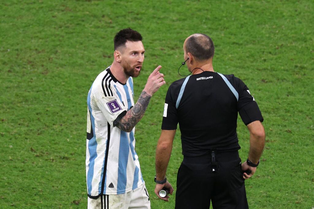 Messi y el árbitro Mateu Lahoz en el partidopor cuartos de final Qatar 2022, Países Bajos vs Argentina. Foto: Elsa/Getty Images