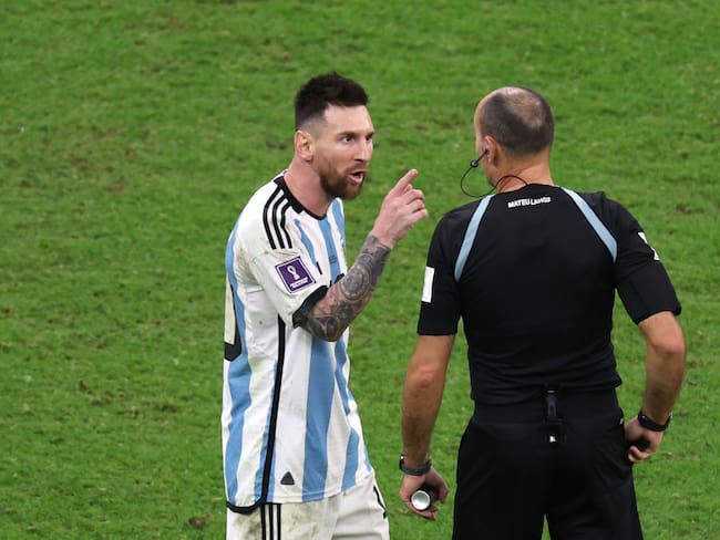 Messi y el árbitro Mateu Lahoz en el partidopor cuartos de final Qatar 2022, Países Bajos vs Argentina. Foto: Elsa/Getty Images
