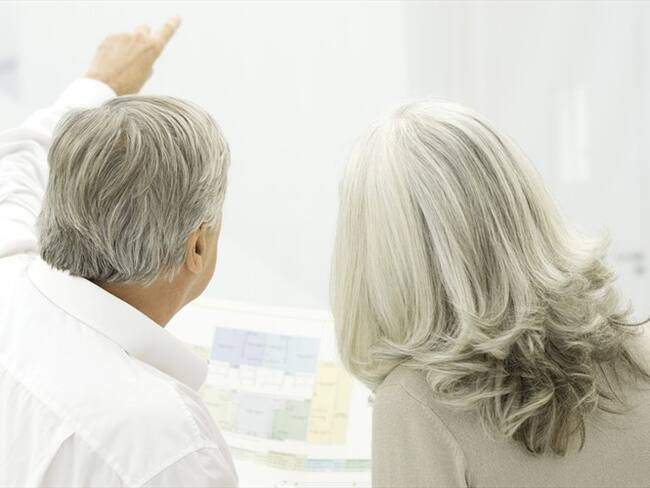 Científico explica cómo el cabello se vuelve gris por culpa del estrés