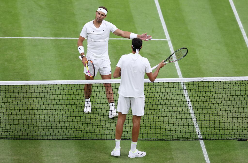 Rafael Nadal de España y Lorenzo Sonego de Italia en Wimbledon 2022. (Photo by Ryan Pierse/Getty Images)