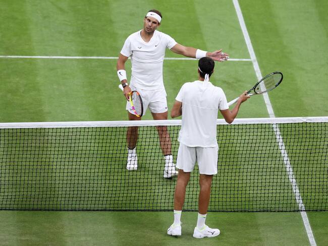 Rafael Nadal de España y Lorenzo Sonego de Italia en Wimbledon 2022. (Photo by Ryan Pierse/Getty Images)