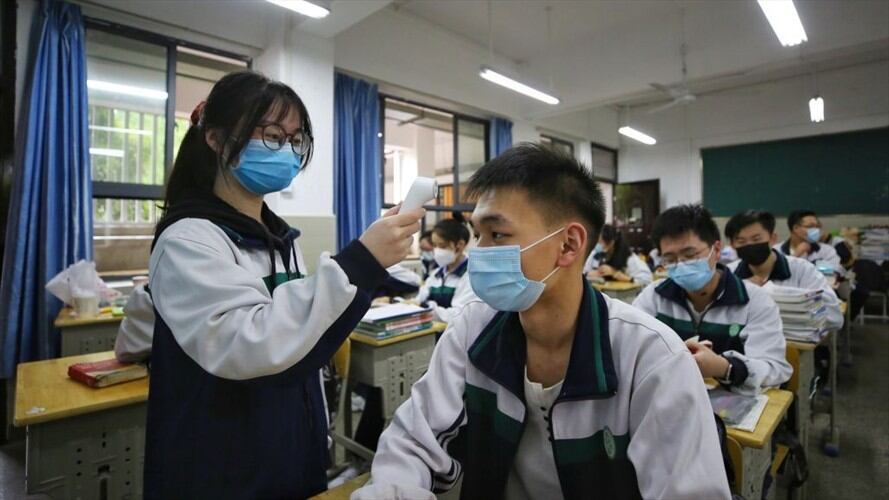 Estos brazaletes inteligentes proporcionan en tiempo real la temperatura de los alumnos.. Foto: Getty Images