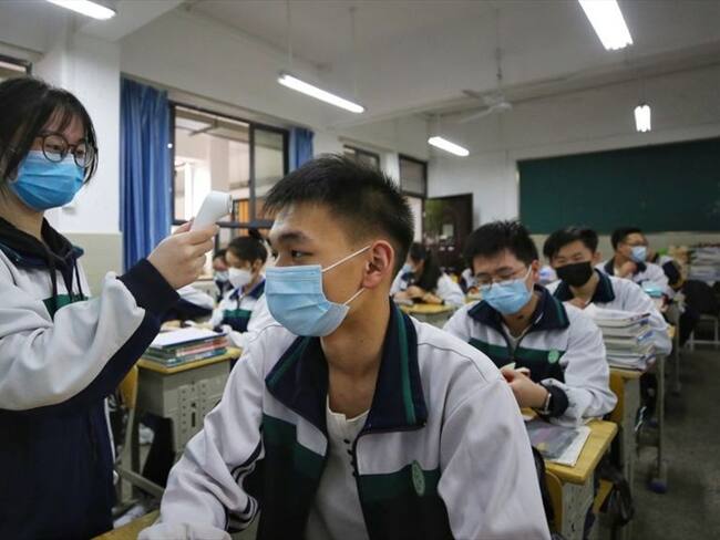 Estos brazaletes inteligentes proporcionan en tiempo real la temperatura de los alumnos.. Foto: Getty Images