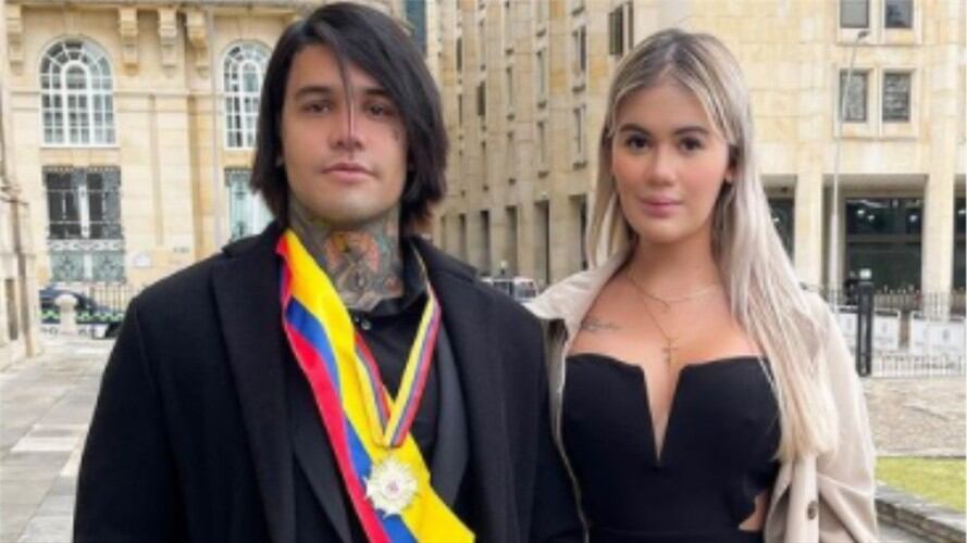 Influenciador Yeferson Cossio y su hermana Cintia en la e condecoraron con la Magna Cruz Bolivariana de Los Derechos Humanos. Foto: Instagram: @yefersoncossio