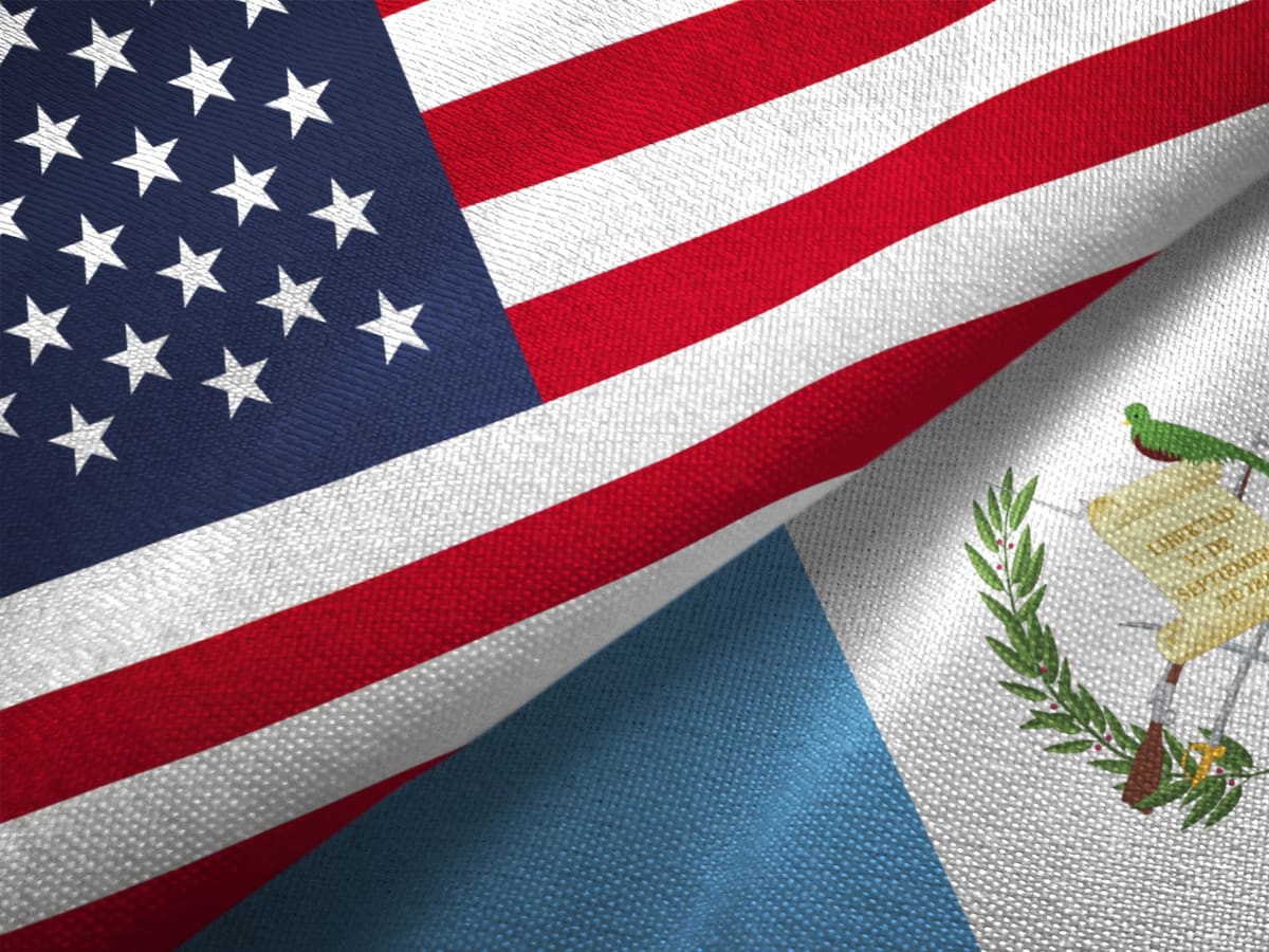 Guatemala hablará con EE.UU. para que no trasladen a migrantes deportados con grilletes