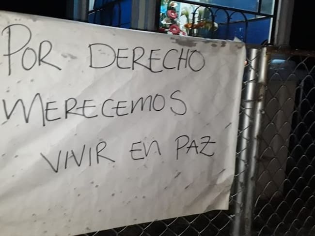 Los habitantes caminaron por la calle principal del poblado, rechazando los hechos de violencia . Foto: Cortesía