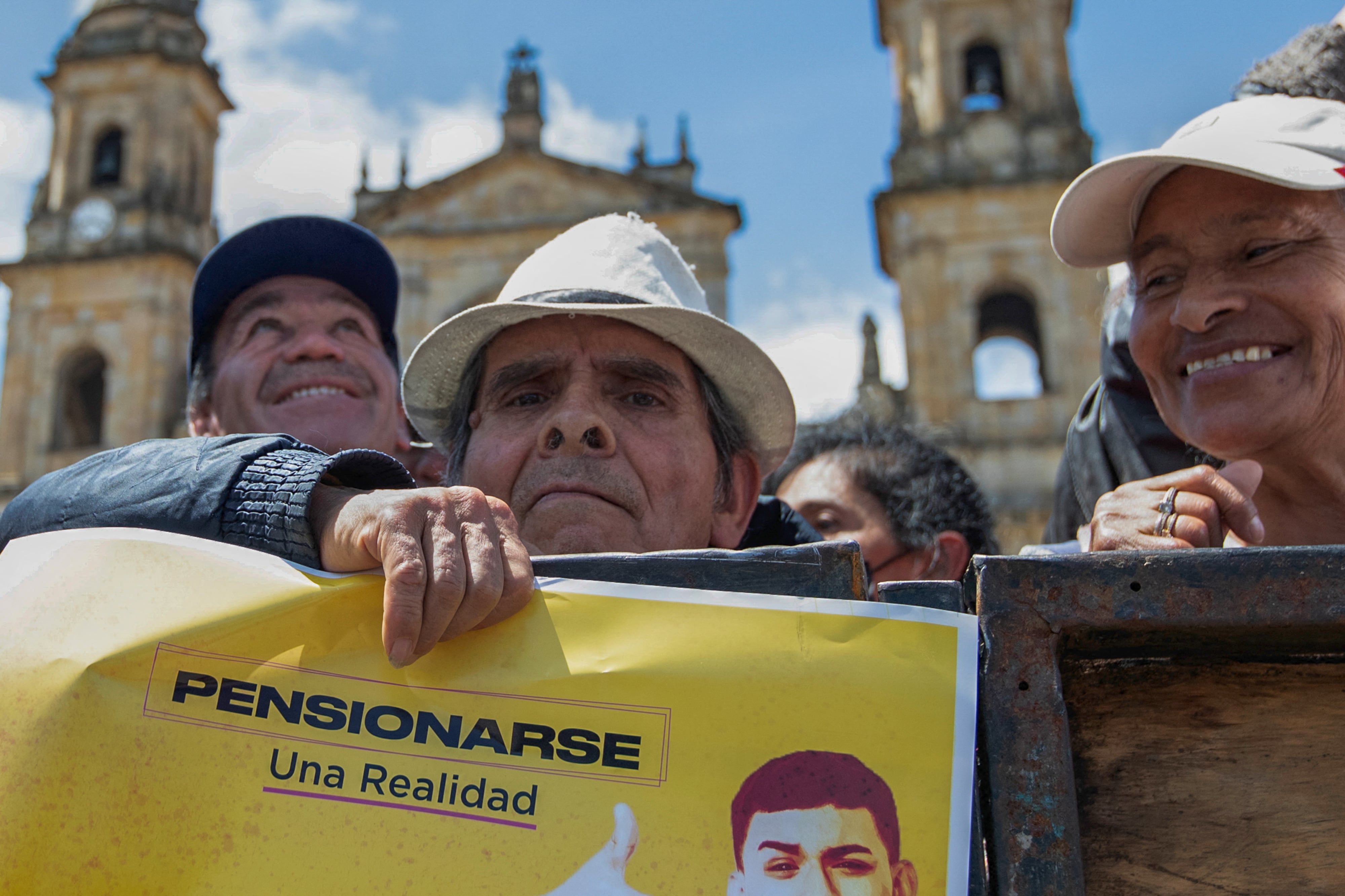 Ancianos asisten a una ceremonia en la que el presidente colombiano Gustavo Petro firmó el proyecto de ley de reforma de pensiones en la Plaza de Bolívar en Bogotá el 16 de julio de 2024. (Alejandro Martínez/AFP vía Getty Images)